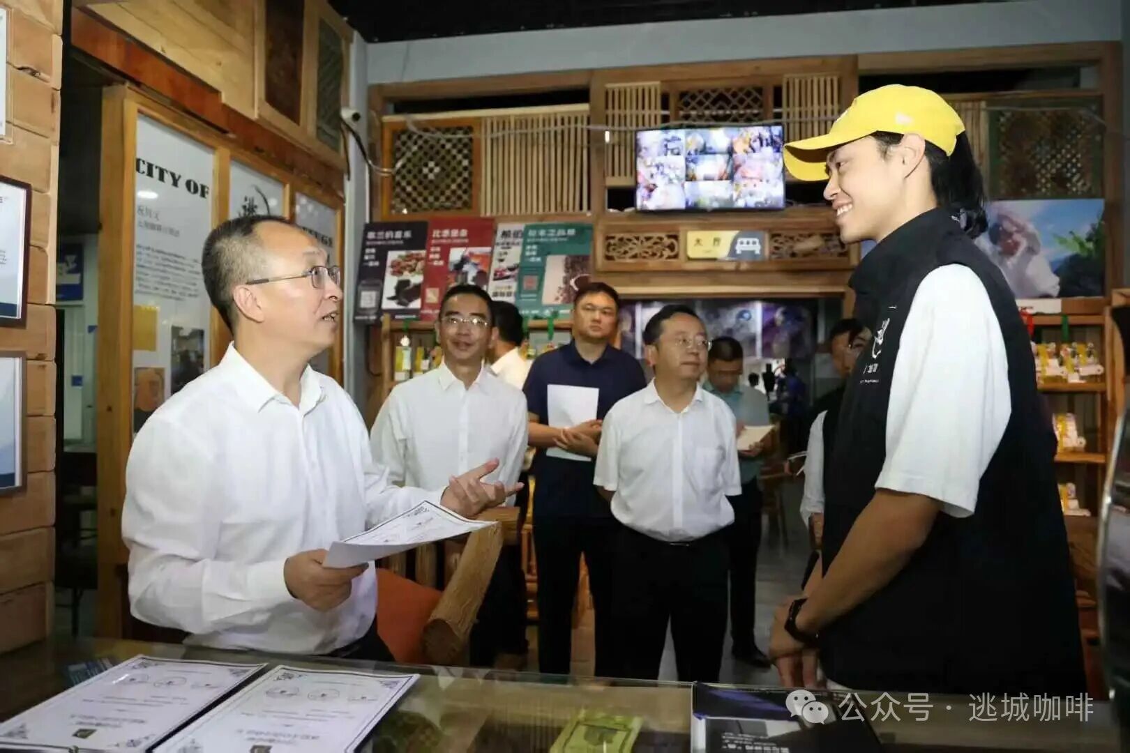 响应号召见实效!普洱市委书记李庆元莅临逃城咖啡指导工作